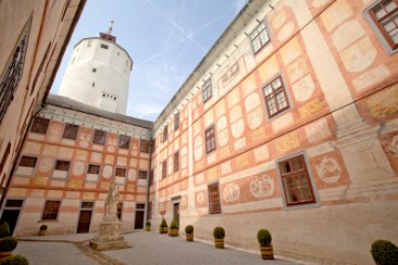 cb Burg Innenhof 1305©Foto im Lohnbuero_LQ.jpg